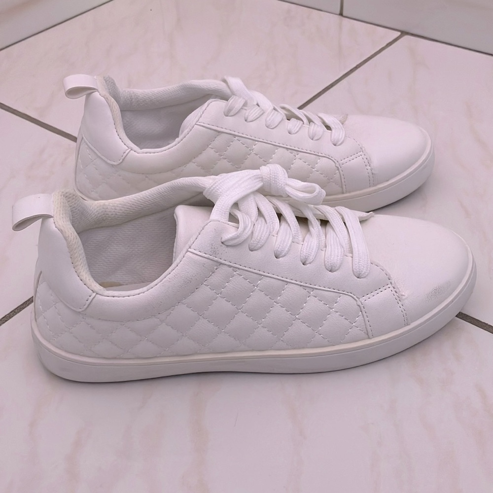Quilted design white sneakers